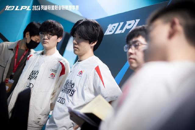 为紧凑和激 为紧凑和激