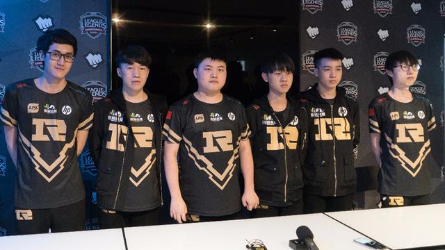 足球比赛中 足球比赛中